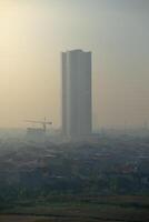 quartiere centrale degli affari di Surabaya con alti edifici a torre foto