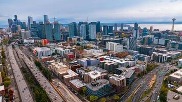 moderno architettura di sbalorditivo metropoli a partire dal fuco filmato. spettacolare grattacieli in piedi su nel il scenario di Seattle, Washington, il Stati Uniti d'America. foto