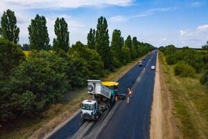 autostrada riparazione moderno tecnologie. asfalto rulli Lavorando concetto. foto