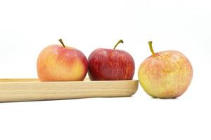 mele su un piatto di legno foto