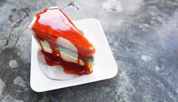 torta di crepes arcobaleno foto