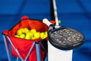 pagaia tennis. padel racchetta e palla nel davanti di un all'aperto Tribunale. foto