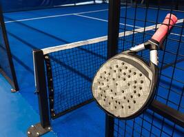 blu padel e tennis netto e difficile Tribunale. tennis concorrenza concetto. orizzontale sport tema manifesto, saluto carte, intestazioni, sito web e App foto