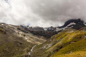 bellissimo esplorazione giro attraverso il montagne nel Svizzera. foto