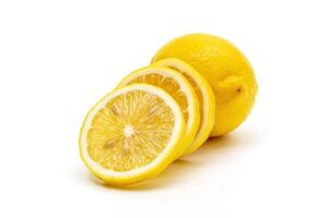 maturo Limone frutta giallo Limone metà e fette isolato su bianca sfondo. fresco Limone e succoso foto