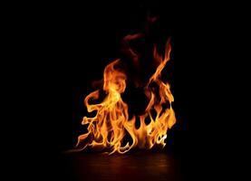 fuoco ardente fiamma isolato su un' nero sfondo foto