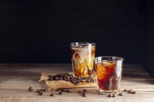 morbido ghiacciato caffè con latte, crema, bianca schiuma e Ghiaccio. caffè latte macchiato, caffè espresso, cappuccino, cocktail pronto per bevanda su buio e nero sfondo. foto