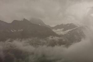 panorama di nube strato a partire dal montagna superiore al di sopra di svizzero Alpi foto