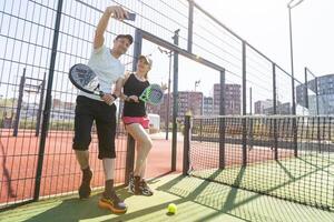 Ucraina kiev, aprile 02 2024. giovane donna e uomo parlando per ogni altro dopo giocando padel, a piedi lungo il netto insieme foto