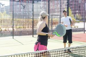 padel lezione con un' allenatore, personalizzato istruzione nel un' supporto ambiente. foto