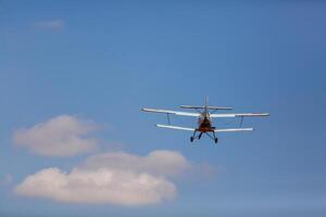 piccolo leggero aereo volo su il aeroporto campo. foto
