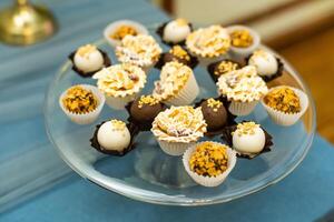 tavolo con dolci preparato per festa foto