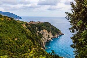 pesca Barche ormeggiato su acqua nel porto di ligure e mediterraneo mare vicino costa di Riviera di levante di nazionale parco cinque terre costa con blu cielo, Riomaggiore villaggio, liguria, Italia. foto