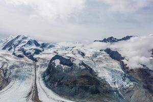 panorama di nube strato a partire dal montagna superiore al di sopra di svizzero Alpi foto