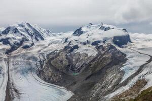 panorama di nube strato a partire dal montagna superiore al di sopra di svizzero Alpi foto