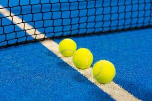 palle vicino il netto di un' blu padel tennis Tribunale foto