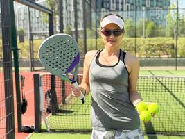 donna Giocatori servendo sfera. giovane adulto ragazza giocare tennis al di fuori arena. persona racchetta battere gioco club. persone gruppo colpire sport Tribunale incontro. in forma cura gratuito volta. correre abilità treno. padel tennis squadra allenarsi foto