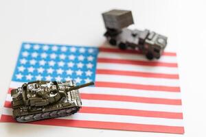miniatura giocattolo soldati nel battaglia scena con americano bandiera sfondo , memoriale giorno concetto foto