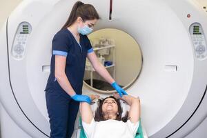 medico fare calcolato tomografia per femmina paziente azione foto. medicina diagnostico concetto foto