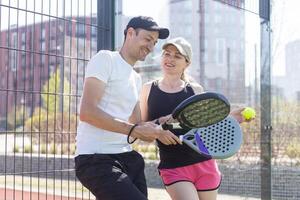 padel lezione con un' allenatore, personalizzato istruzione nel un' supporto ambiente. foto