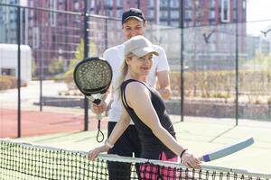 padel lezione con un' allenatore, personalizzato istruzione nel un' supporto ambiente. foto