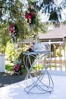 bicchiere superiore tavolo con fiori nel nozze foto