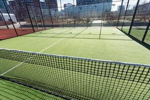 paesaggistico le zone di un' Residenziale sviluppo con un' tennis Tribunale con alto plexiglas e metallo recinzioni foto