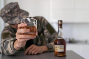 vicino su ritratto di alcolizzato sprecato uomo addormentato ubriaco guardare a whisky bicchiere evitando tentazione pensiero di alcool dipendenza , potabile abuso , alcolismo concetto isolato su nero sfondo foto