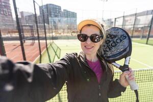 Ucraina kiev, marzo 31 2024. un' ragazza nel abbigliamento sportivo è formazione su un' pagaia tennis Tribunale. concetto di donne giocando pagaia. foto