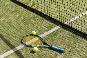 tennis racchetta con un' impostato di palle foto