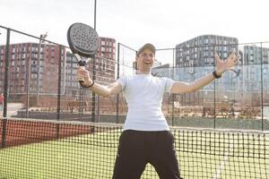 padel incontro nel un' erba padel Tribunale - padel giocatore giocando un' incontro foto