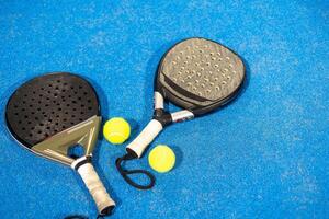 padel tennis racchetta. sfondo con copia spazio. sport Tribunale e palle. foto