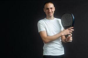 uno caucasico maturo uomo pagaia padel tennis giocatore ombra silhouette nel studio isolato su nero sfondo foto