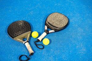 padel tennis racchetta. sfondo con copia spazio. sport Tribunale e palle. foto