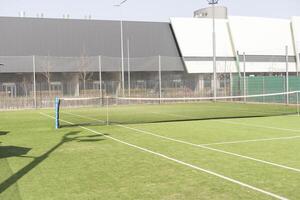 Visualizza di multifunzionale gli sport la zona con tennis tribunali foto