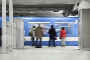 persone che aspettano che la metro si fermi foto