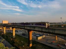 nonthaburi-thailandia aprile 16, 2024 il elettrico cielo treno mrt viola linea passa attraverso centrale porta ovest Dipartimento memorizzare il maggiore shopping plaza nel il sera a scoppio si, nonthaburi Tailandia. foto