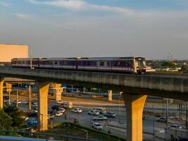 nonthaburi-thailandia aprile 16, 2024 il elettrico cielo treno mrt viola linea passa attraverso centrale porta ovest Dipartimento memorizzare il maggiore shopping plaza nel il sera a scoppio si, nonthaburi Tailandia. foto