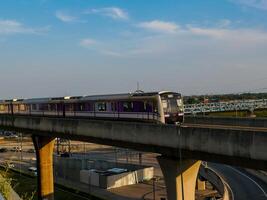 nonthaburi-thailandia aprile 16, 2024 il elettrico cielo treno mrt viola linea passa attraverso centrale porta ovest Dipartimento memorizzare il maggiore shopping plaza nel il sera a scoppio si, nonthaburi Tailandia. foto