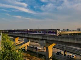 nonthaburi-thailandia aprile 16, 2024 il elettrico cielo treno mrt viola linea passa attraverso centrale porta ovest Dipartimento memorizzare il maggiore shopping plaza nel il sera a scoppio si, nonthaburi Tailandia. foto