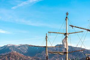 nave alberi contro il sfondo di blu cielo e montagne. alberi contro il fondale di il Caucaso montagne. foto