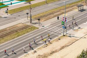 belgrado, Serbia, aprile 28, 2024, 37 ° compagno belgrado maratona. superiore Visualizza di atleti in esecuzione un' maratona. persone correre lungo distanza maratone. foto