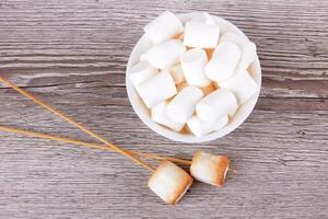 ciotola con marshmallows foto