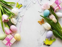 bouquet di uova di Pasqua e tulipani decorativi foto