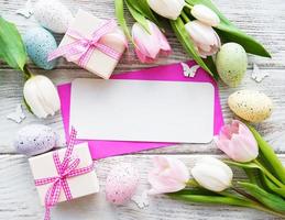 confezioni regalo, uova di Pasqua e bouquet di tulipani foto