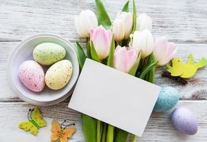 bouquet di uova di pasqua e tulipani foto