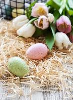 bouquet di uova di pasqua e tulipani foto