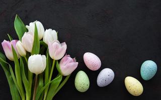 bouquet di uova di pasqua e tulipani foto