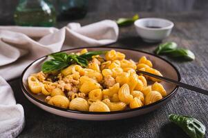 delizioso pasta con tritato carne e basilico su un' piatto su il tavolo foto