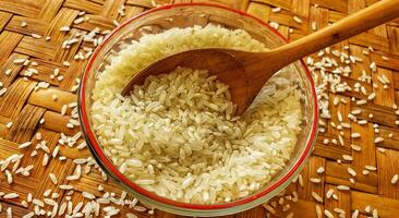 vicino su di riso bianca riso grano foto